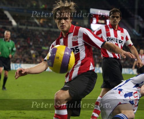 Eindhoven, 20 Januari 2007 Eerste wedstrijd na winterstop Kompetitiewedstrijd tussen PSV-SC Heerenveen, eindstand 3-1 Seizoen2006/2007
Mika Vayrynen in duel met Jakob Poulsen