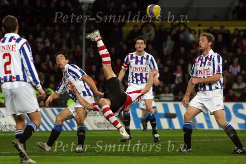 Eindhoven, 20 Januari 2007 Eerste wedstrijd na winterstop Kompetitiewedstrijd tussen PSV-SC Heerenveen, eindstand 3-1 Seizoen2006/2007
Mika Vayrynen met een mooie omhaal, Andre Hanssen, Michel Breuer en Michael Dingsdag kijken toe