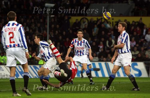 Eindhoven, 20 Januari 2007 Eerste wedstrijd na winterstop Kompetitiewedstrijd tussen PSV-SC Heerenveen, eindstand 3-1 Seizoen2006/2007
Mika Vayrynen met een mooie omhaal, Andre Hanssen, Michel Breuer en Michael Dingsdag kijken toe