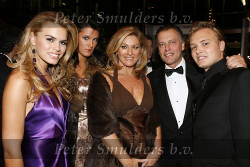 Amsterdam 7 december 2006
Miljonairfair in de rai in amsterdam. Nicolette v Dam met ouders en broer