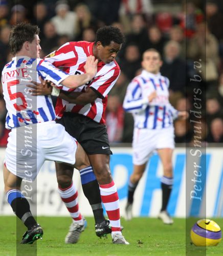 Eindhoven, 20 Januari 2007 Eerste wedstrijd na winterstop Kompetitiewedstrijd tussen PSV-SC Heerenveen, eindstand 3-1 Seizoen2006/2007
Patrick Kluivert in duel met Michael Dingsdag
