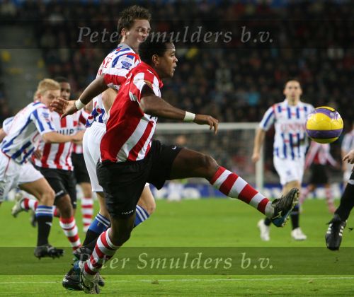 Eindhoven, 20 Januari 2006
Kompetitiewedstrijd PSV-SC Heerenveen, eindstand 3-1
Seizoen 2006/2007
Patrick Kluivert in duel met Michael Dingsdag