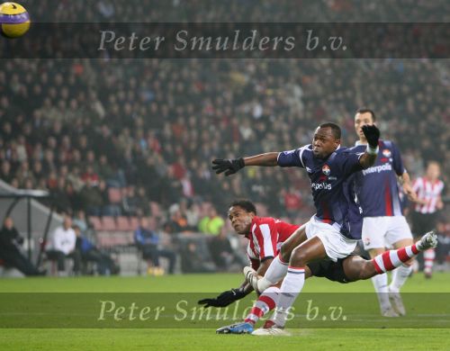 Eindhoven, 23 December 2006 Kompetitiewedstrijd PSV-Willem II , eindstand 4-0 Seizoen 2006/2007
Patrick Kluivert in duel met Ibrahim Kargbo