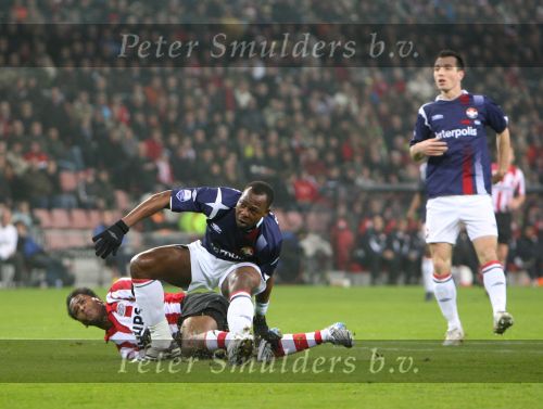 Eindhoven, 23 December 2006 Kompetitiewedstrijd PSV-Willem II , eindstand 4-0 Seizoen 2006/2007
Patrick Kluivert in duel met Ibrahim Kargbo