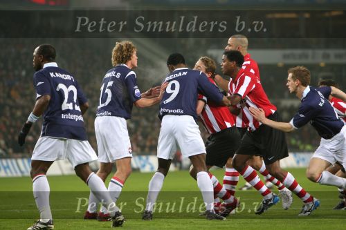 Eindhoven, 23 December 2006 Kompetitiewedstrijd PSV-Willem II , eindstand 4-0 Seizoen 2006/2007
Veel drukte in het strafschopgebied van willem II met o.a.Patrick Kluivert Ibrahim Kargbo, Arjan Swinkels,Iwan Redan Jan Kromkamp en Frank van de Struijk