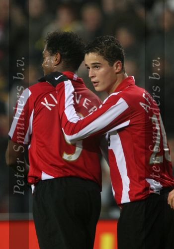 Eindhoven, 23 December 2006 Kompetitiewedstrijd PSV-Willem II , eindstand 4-0 Seizoen 2006/2007
Patrick Kluivert wordt bedankt voor de assist door Ibrahim Afellay
