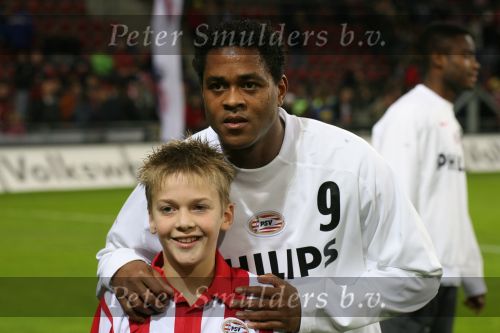 Eindhoven, 25 November 2006
PSV-FC Utrecht, eindstand 5-0 Kompetitie Seizoen 2006/2007
Patrick kluivert met een jeugdige fan
Foto Ronald Otter