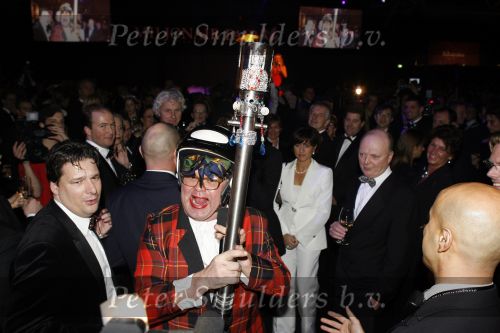 Amsterdam 7 december 2006
Paul de Leeuw opent als Annie de Rooy de miljonairfair in de Rai.