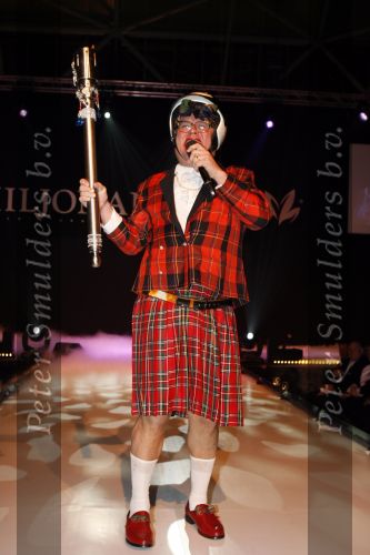 Amsterdam 7 december 2006
Paul de Leeuw opent als Annie de Rooy de miljonairfair in de Rai.
