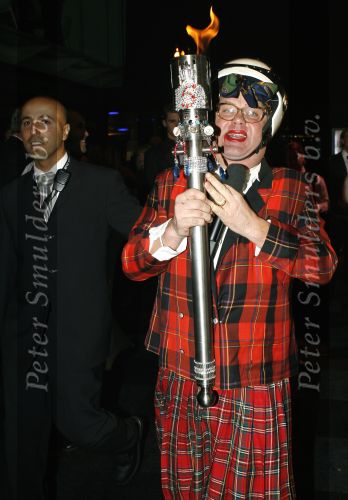 Amsterdam 7 december 2006
Paul de Leeuw opent als Annie de Rooy de miljonairfair in de Rai.