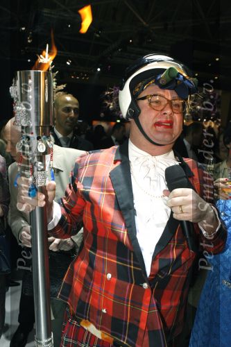 Amsterdam 7 december 2006
Paul de Leeuw opent als Annie de Rooy de miljonairfair in de Rai.
