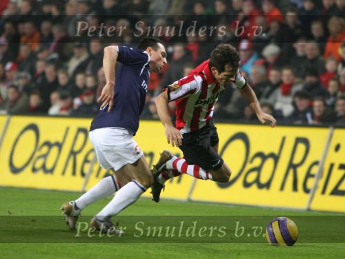 Eindhoven, 23 December 2006 Kompetitiewedstrijd PSV-Willem II , eindstand 4-0 Seizoen 2006/2007
Phillip Cocu wordt onderuit gehaald