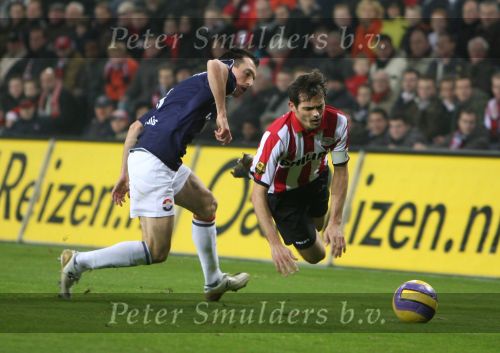 Eindhoven, 23 December 2006 Kompetitiewedstrijd PSV-Willem II , eindstand 4-0 Seizoen 2006/2007
Phillip Cocu wordt onderuit gehaald