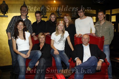 Hilversum 13 december 2006
Presentatie Wie is de Mol in club Musk. Alex Klaasen Menno Bentveld Nadja Hupscher Renate Verbaan dick Jol Eva v d Gucht Inge Ipenburg Liesbeth kamerling Paul Rabbering en Sander lantinga