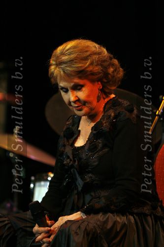 Maarssen 22december 2006
Rita Reys ontvangt edisson voor haar hele ouvre uit handen van haar dochter Leila in het Pim Jacobs theater.