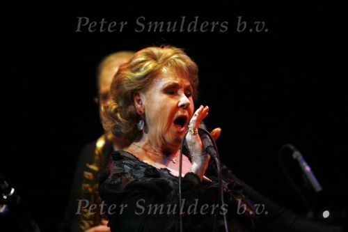 Maarssen 22december 2006
Rita Reys ontvangt edisson voor haar hele ouvre uit handen van haar dochter Leila in het Pim Jacobs theater.