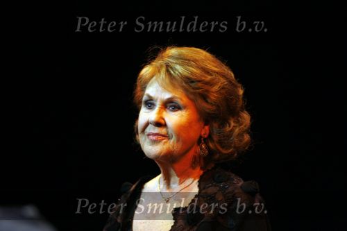 Maarssen 22december 2006
Rita Reys ontvangt edisson voor haar hele ouvre uit handen van haar dochter Leila in het Pim Jacobs theater.