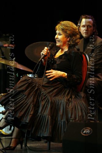 Maarssen 22december 2006
Rita Reys ontvangt edisson voor haar hele ouvre uit handen van haar dochter Leila in het Pim Jacobs theater.