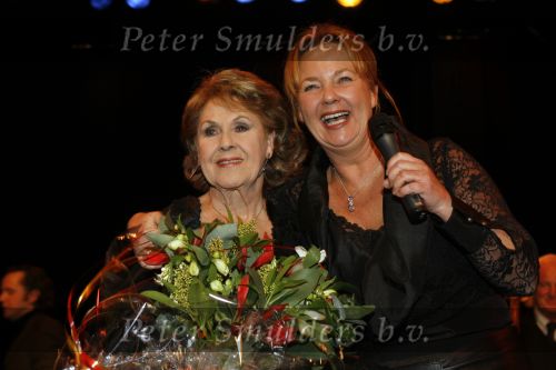 Maarssen 22december 2006
Rita Reys ontvangt edisson voor haar hele ouvre uit handen van haar dochter Leila in het Pim Jacobs theater.