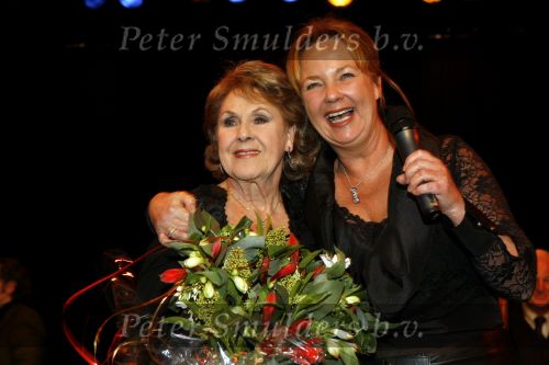 Maarssen 22december 2006
Rita Reys ontvangt edisson voor haar hele ouvre uit handen van haar dochter Leila in het Pim Jacobs theater.
Peter Smulders bv