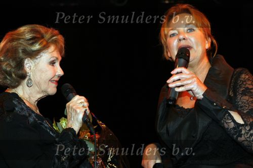 Maarssen 22december 2006
Rita Reys ontvangt edisson voor haar hele ouvre uit handen van haar dochter Leila in het Pim Jacobs theater.