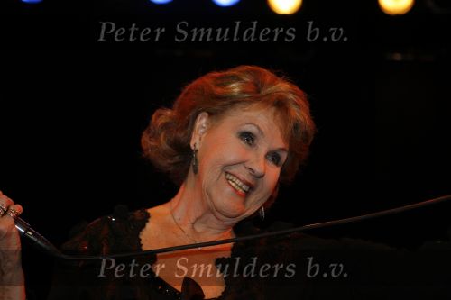 Maarssen 22december 2006
Rita Reys ontvangt edisson voor haar hele ouvre uit handen van haar dochter Leila in het Pim Jacobs theater.
