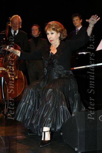 Maarssen 22december 2006
Rita Reys ontvangt edisson voor haar hele ouvre uit handen van haar dochter Leila in het Pim Jacobs theater.