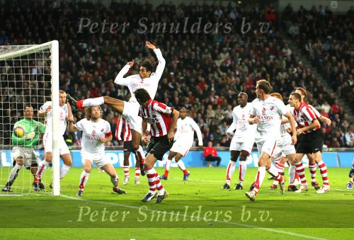 Eindhoven, 25 November 2006
PSV-FC Utrecht, eindstand 5-0 Kompetitie Seizoen 2006/2007
Robin Nelisse met een hoog gestrekt been
Foto Ronald Otter