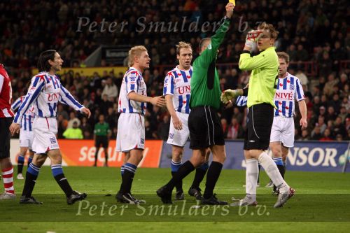 Eindhoven, 20 Januari 2007 Eerste wedstrijd na winterstop Kompetitiewedstrijd tussen PSV-SC Heerenveen, eindstand 3-1 Seizoen2006/2007
Doelman Brian Vandenbussche krijgt geel van Roelof Luinge