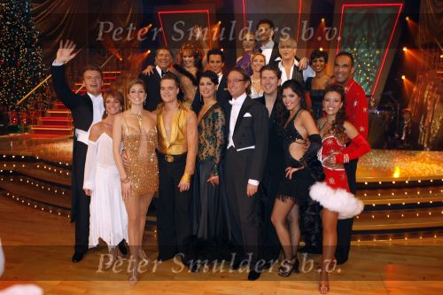 Hilversum 14 december 2006
Opnames Dancing with the stars. Ron Brandsteder en Sylvana Simons. Bastiaan Ragas Eric v Tijn Arnold Vanderleyde Anita Witsier Yolanthe Kabau v Karsbergen Patricia Paay Do zangeres en Wilbert Gieske