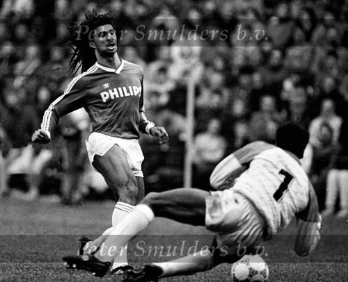 Eindhoven, 29 Maart 1987
PSV-AJAX, eindstand 1-0 Seizoen 1986/1987
Ruud Gullit robeert doelman Stanley Menzo te passeren