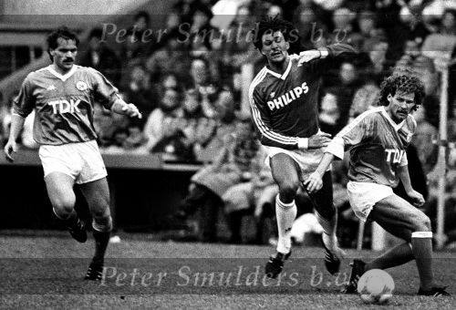 Eindhoven, 29 Maart 1987
PSV-AJAX, eindstand 1-0 Seizoen 1986/1987
Ruud Gullit in duel met Danny Blind, links Jan Wouters
Foto Peter Smulders Bv