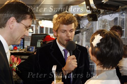 Utrecht 21 december 2006
Dennis Munninghoff en Franki Waldron trouwen in het glazen huis waar Giel Beelen Sander Lantinga en Gerard Ekdom 6 dagen plaatjes draaienvoor het goede doel van het rode kruis.