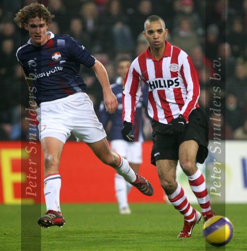 Eindhoven, 23 December 2006 Kompetitiewedstrijd PSV-Willem II , eindstand 4-0 Seizoen 2006/2007
Tardelli in duel met Arjan Swinkels