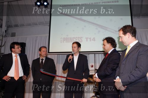 Naarden 18 december 2006
Princess kerstborrel in het arsenaal. Aad Ouborg met Teun de Nooijer met princess hockey stick Sjaak Brinkman en Roelant Oltmans