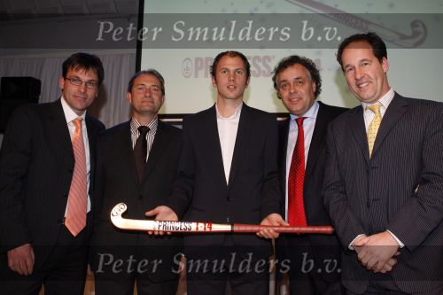 Naarden 18 december 2006
Princess kerstborrel in het arsenaal. Aad Ouborg met Teun de Nooijer met princess hockey stick Sjaak Brinkman en Roelant Oltmans