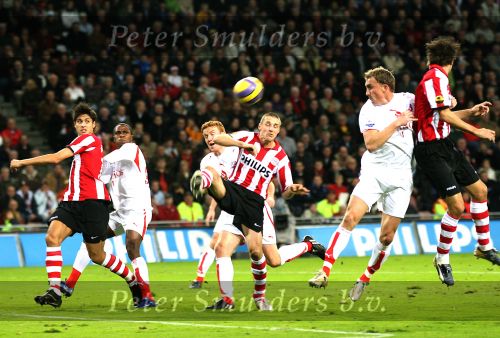 Eindhoven, 25 November 2006
PSV-FC Utrecht, eindstand 5-0 Kompetitie Seizoen 2006/2007
Jimmy Simons in duel met Hans somers, geheel links Manuel Da Costa
Foto Ronald Otter