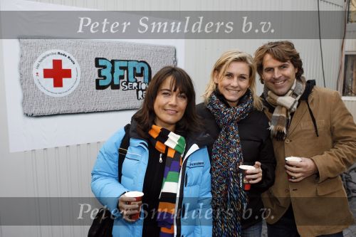 Utrecht 21 december 2006
Dennis Munninghoff en Franki Waldron trouwen in het glazen huis waar Giel Beelen Sander Lantinga en Gerard Ekdom 6 dagen plaatjes draaienvoor het goede doel van het rode kruis. Dione de Graaf Marie Carmen  oudendijk en Toine v Peperstraten