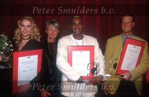 1994
Twenty 4 Seven winnen de exportprijs 19941
Zangeres en presentatrice Nance Coolen en zanger Stay-C ( Stacey Paton )