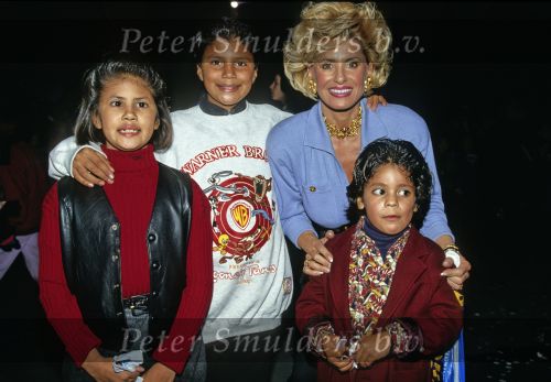 Rotterdam, 1 December 1993
Vanessa ( Connie Breukhoven ) samen met haar kinderen op een feestje voor weeskinderen