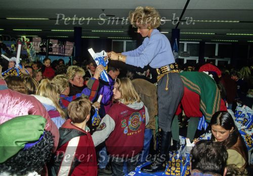 Rotterdam, 1 December 1993
Vanessa ( Connie Breukhoven ) samen met haar kinderen op een feestje voor weeskinderen
