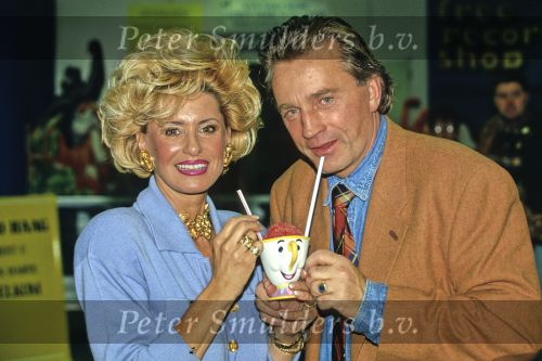 Rotterdam, 1 December 1993
Vanessa ( Connie Breukhoven ) samen met haar man Hans Breukhoven op een feestje voor weeskinderen