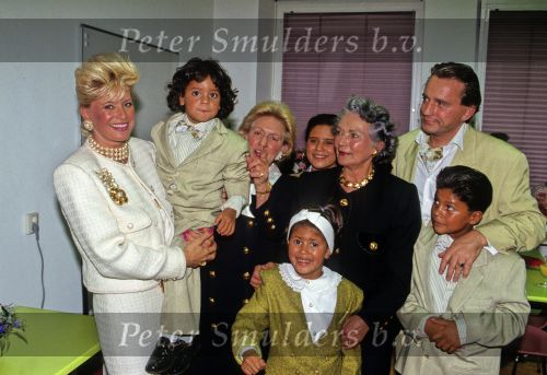 Rotterdam, 5 Oktober 1991
Vanessa ( Connie Breukhoven ) samen met haar man Hans Breukhoven bij de opening kantoor moeder van Hans samen mop de foto\'s met haar kinderen en moeder.