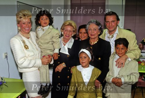 Rotterdam, 5 Oktober 1991
Vanessa ( Connie Breukhoven ) samen met haar man Hans Breukhoven bij de opening kantoor moeder van Hans samen mop de foto\'s met haar kinderen en moeder.
Foto Peter Smulders BV