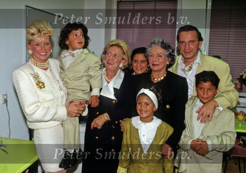 Rotterdam, 5 Oktober 1991
Vanessa ( Connie Breukhoven ) samen met haar man Hans Breukhoven bij de opening kantoor moeder van Hans samen mop de foto\'s met haar kinderen en moeder.