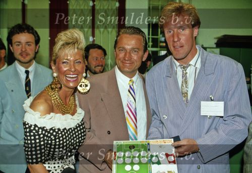 Utrecht, 8 Mei 1990
Het slaan van Muntjes voor het WK Voetbal 1990
Vanessa ( Connie Breukhoven ) met haar man Hans Breukhoven en Hans v Breukelen