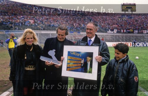 Amsterdam 9 Februari 1992 Olympisch Stadion
Vanessa ( Connie Breukhoven ) samen met haar man Hans Breukhoven en Rinus Michels