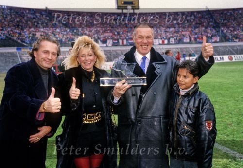 Amsterdam 9 Februari 1992 Olympisch Stadion
Vanessa ( Connie Breukhoven ) samen met haar man Hans Breukhoven en Rinus Michels