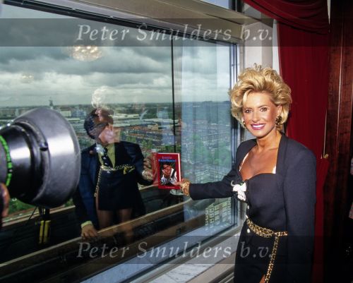 18 Juli 1992
Uitreiking boek van Emile Ratelband door Vanessa ( Connie Breukhoven )