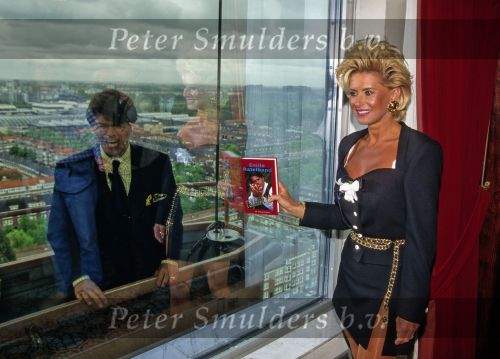 18 Juli 1992
Uitreiking boek van Emile Ratelband door Vanessa ( Connie Breukhoven )
Foto Peter Smulders BV
